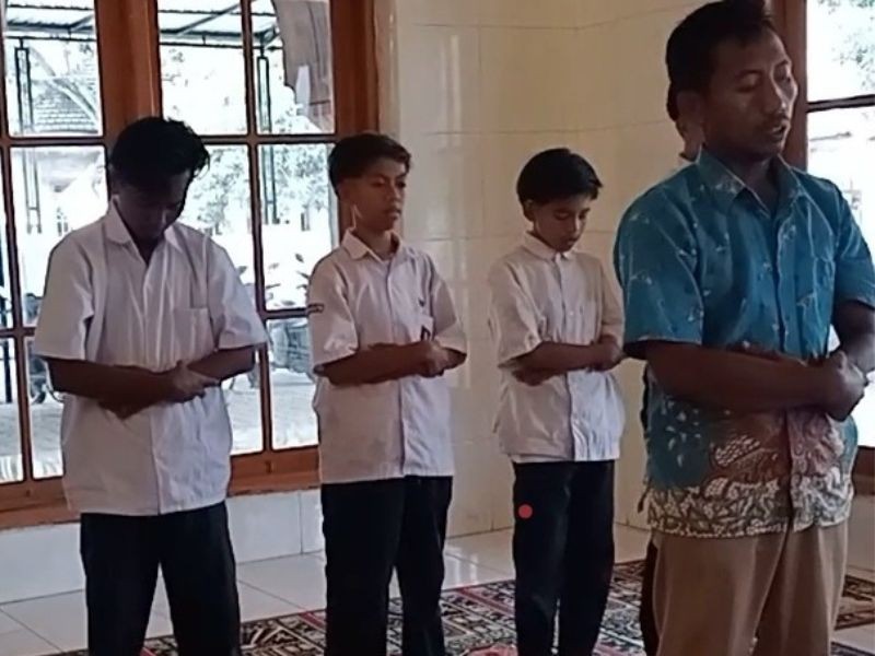 Kegiatan Pembiasaan Senin-Kamis Siang; Salat Zuhur Berjemaah